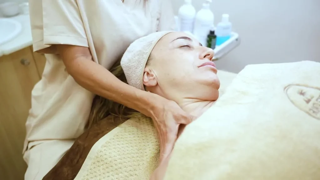 Masaje facial durante un tratamiento en Rio Fit, Valencia