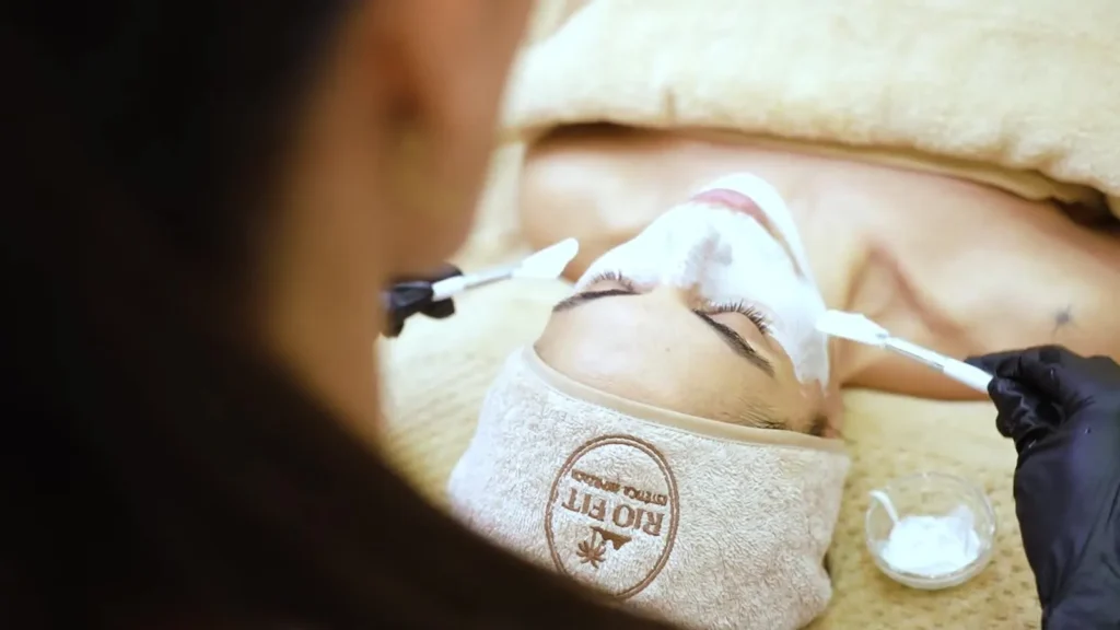 Limpieza facial profunda en una cabina de Rio Fit, Valencia